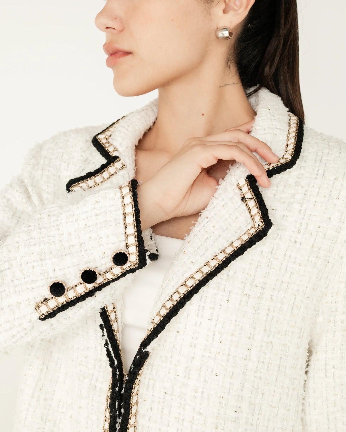 Saco blanco tipo tweed para mujer con detalles negros y dorados, estilo elegante