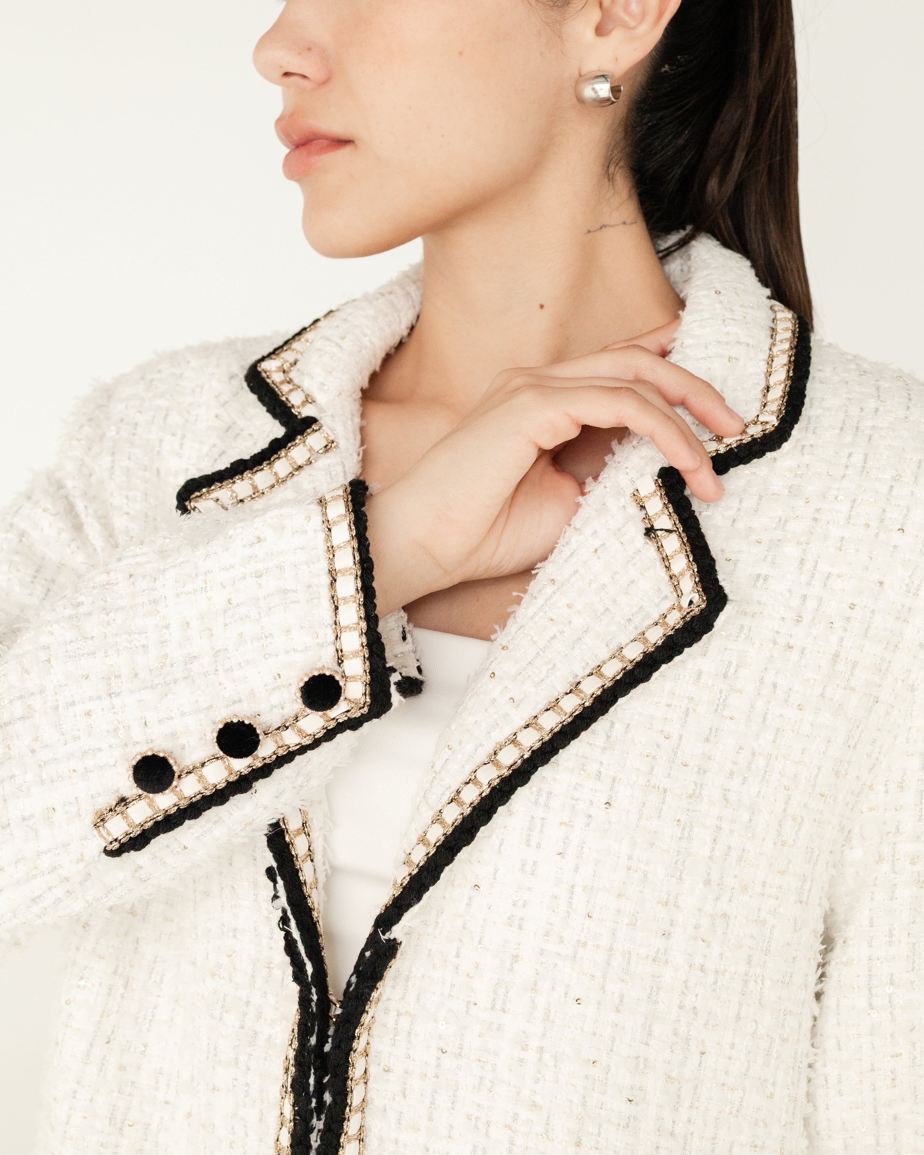 Abrigo largo de tweed blanco con detalles en negro