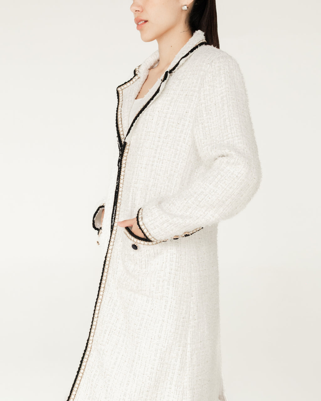 Abrigo largo de tweed blanco con detalles en negro
