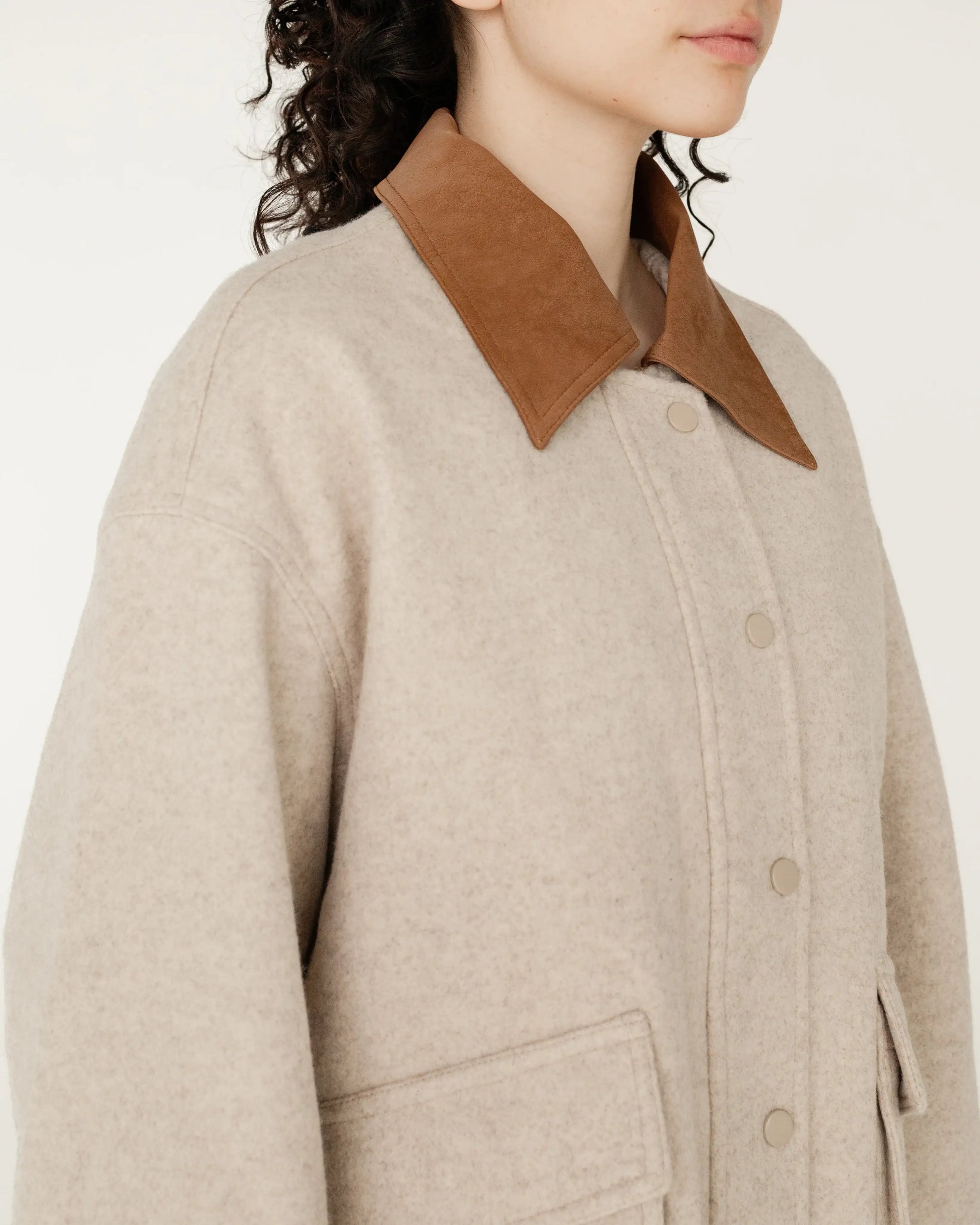 Chaqueta beige de lana con solapa marrón y bolsillos, moda minimalista para mujer