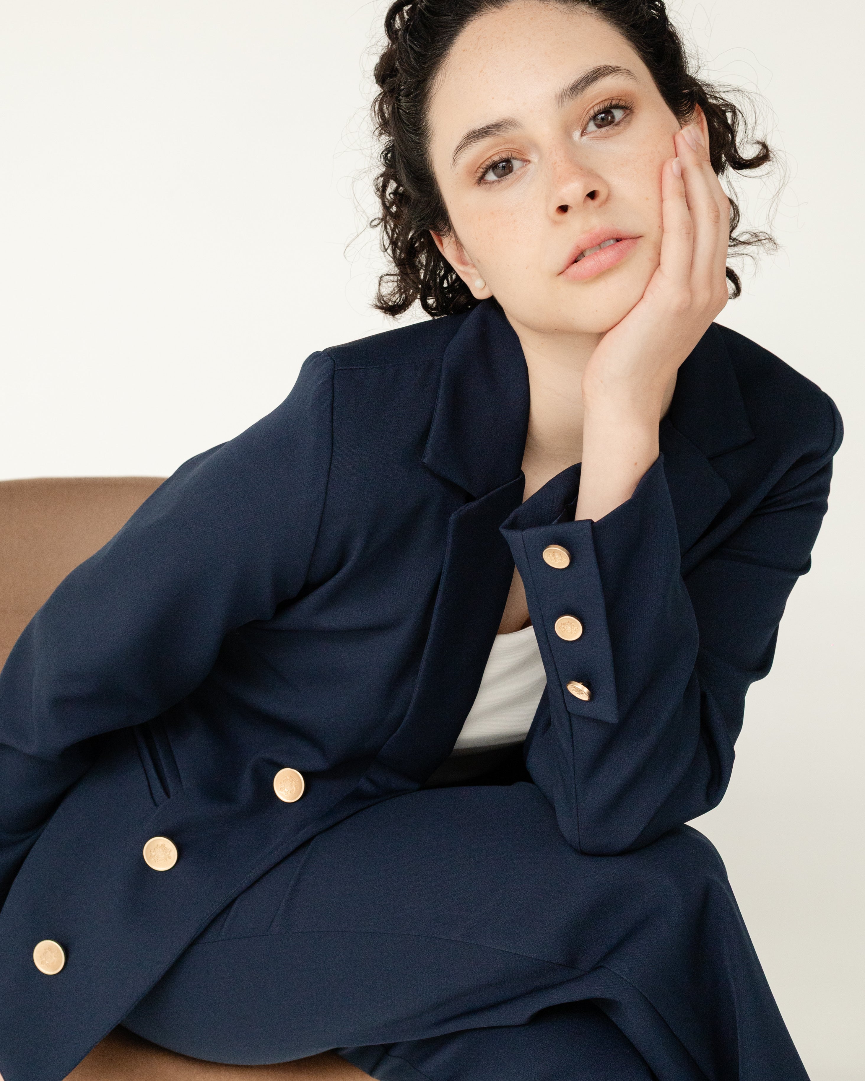 Conjunto de saco y pantalón azul marino con botones dorados