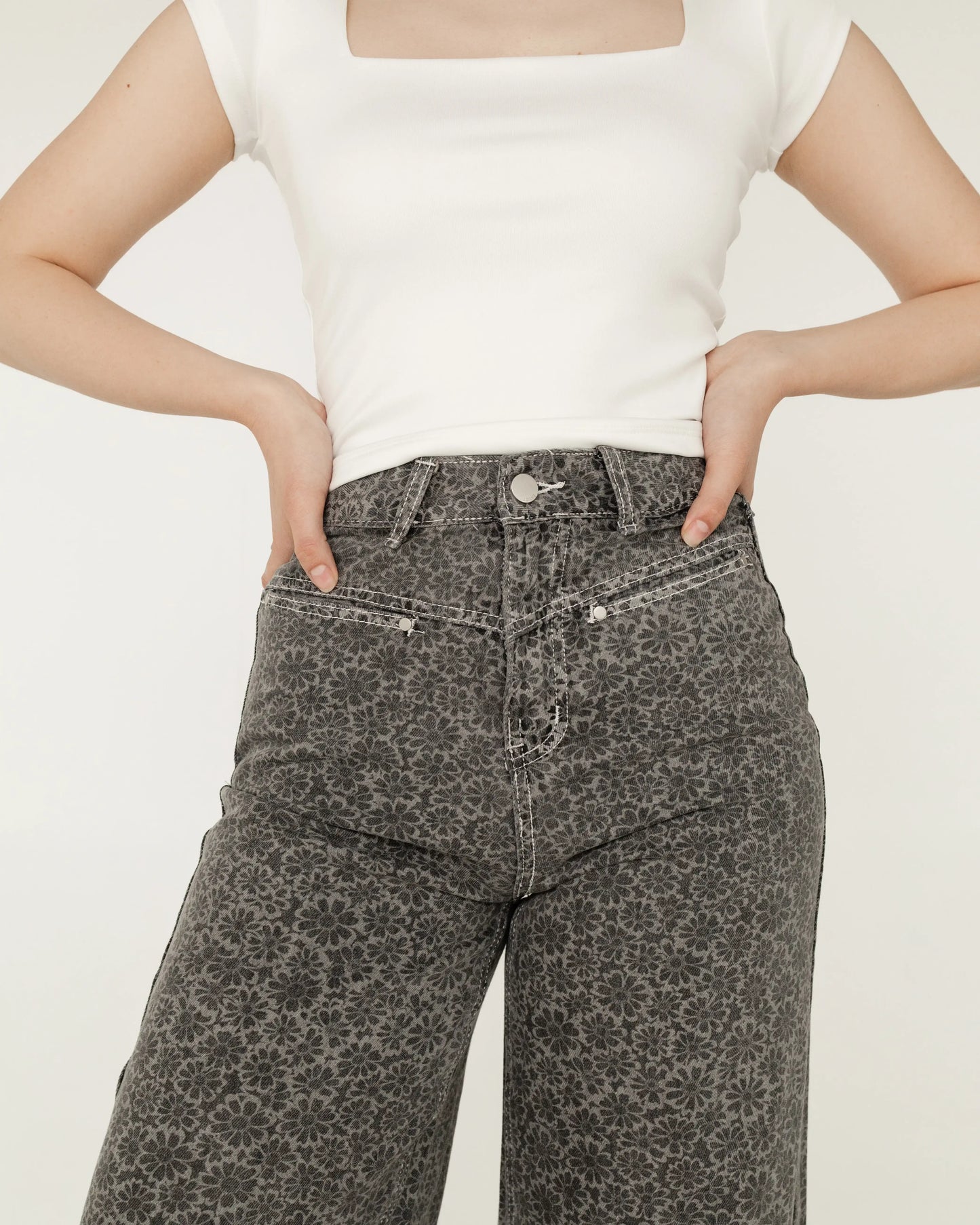 Jeans grises de tiro alto con estampado floral, combinados con top blanco ajustado