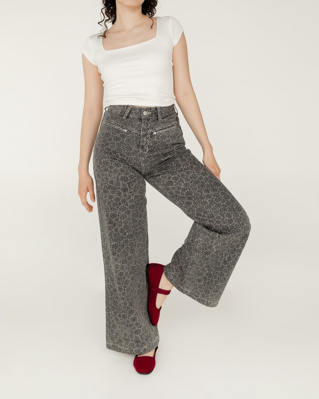 Pantalón de denim oscuro con detalles de flores