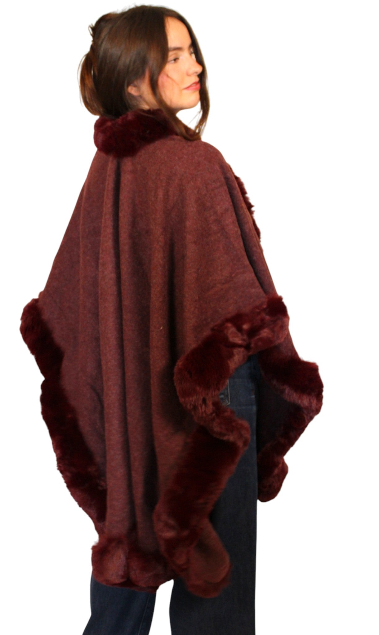 Capa color tinto con detalles de peluche