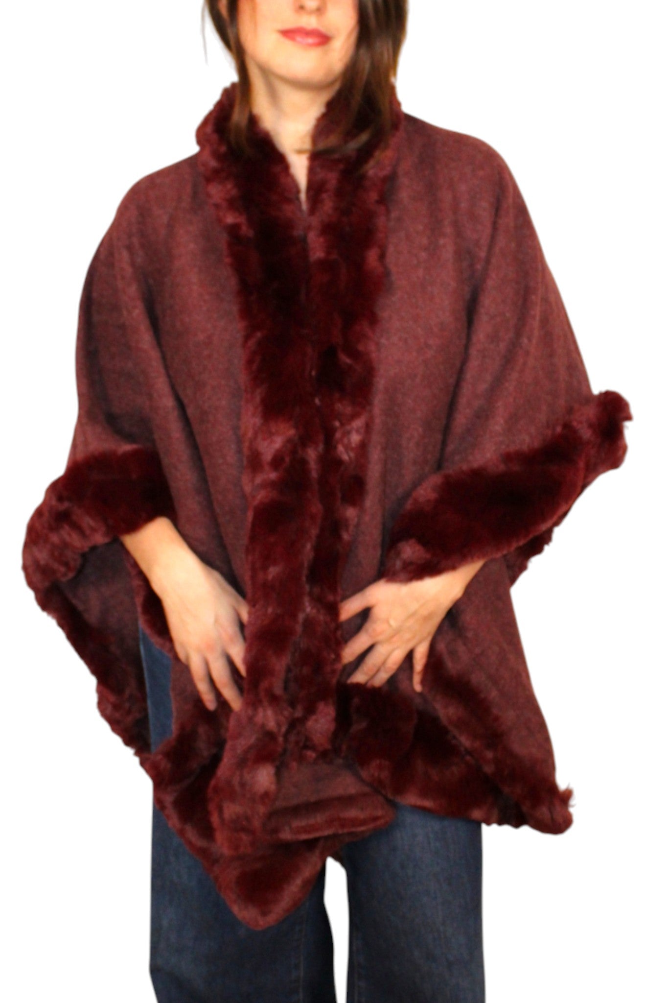 Capa color tinto con detalles de peluche