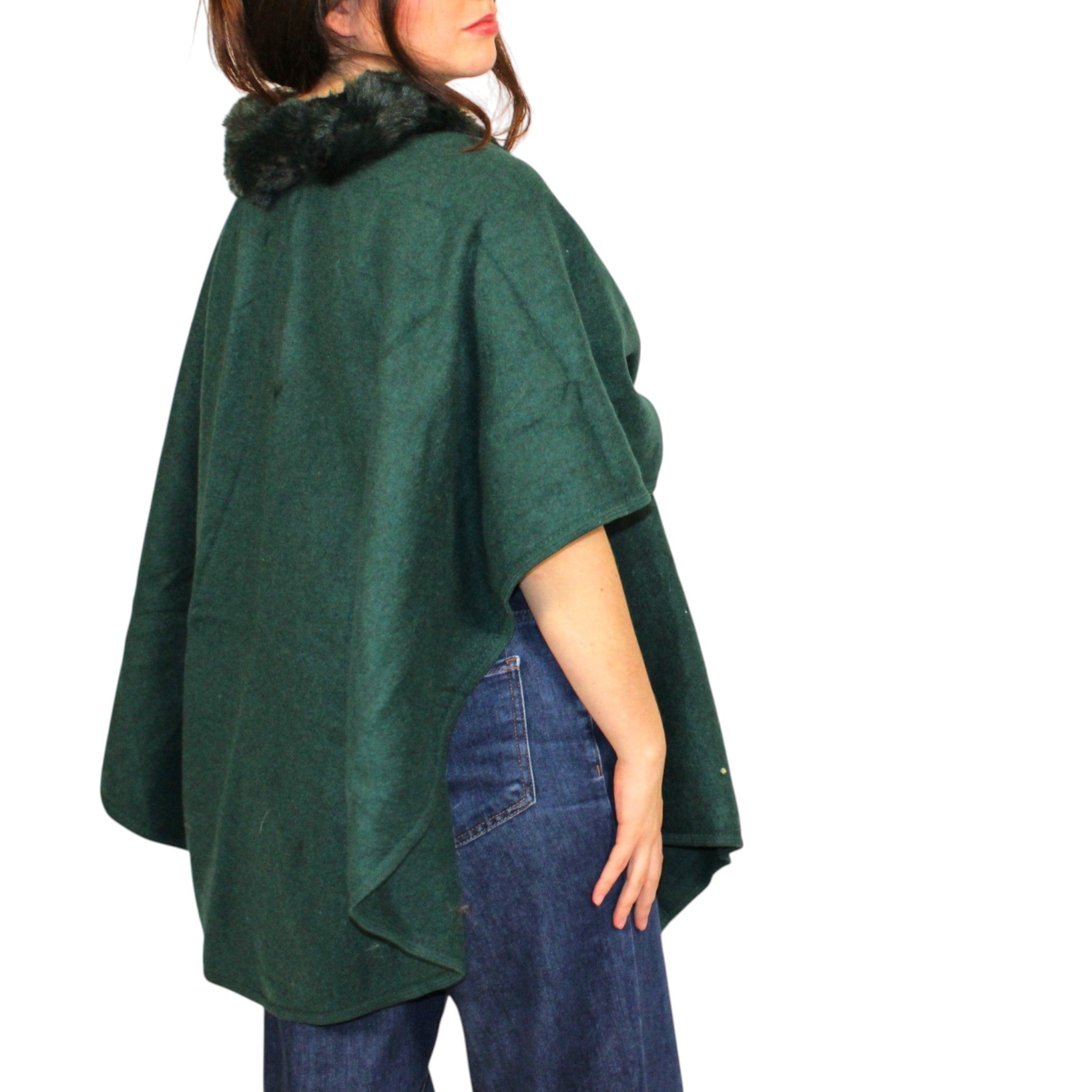 Capa verde botella con cuello de peluche