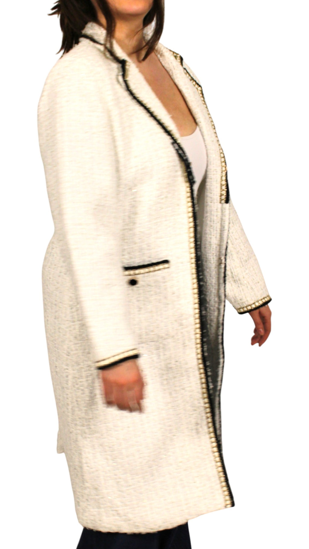 Abrigo largo de tweed blanco con detalles en negro