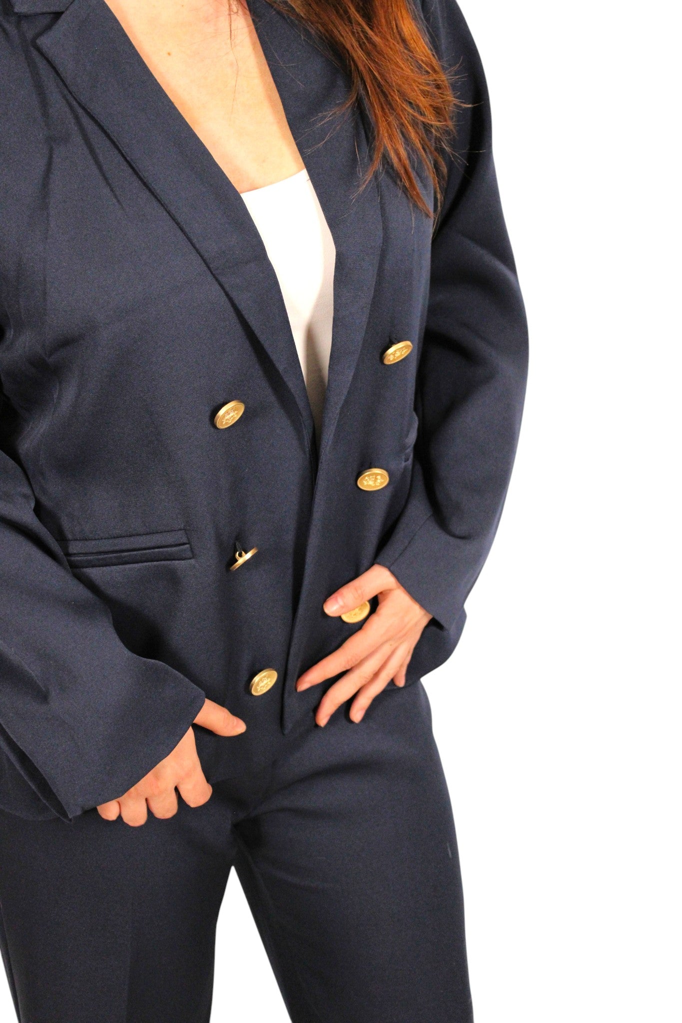 Conjunto de saco y pantalón azul marino con botones dorados