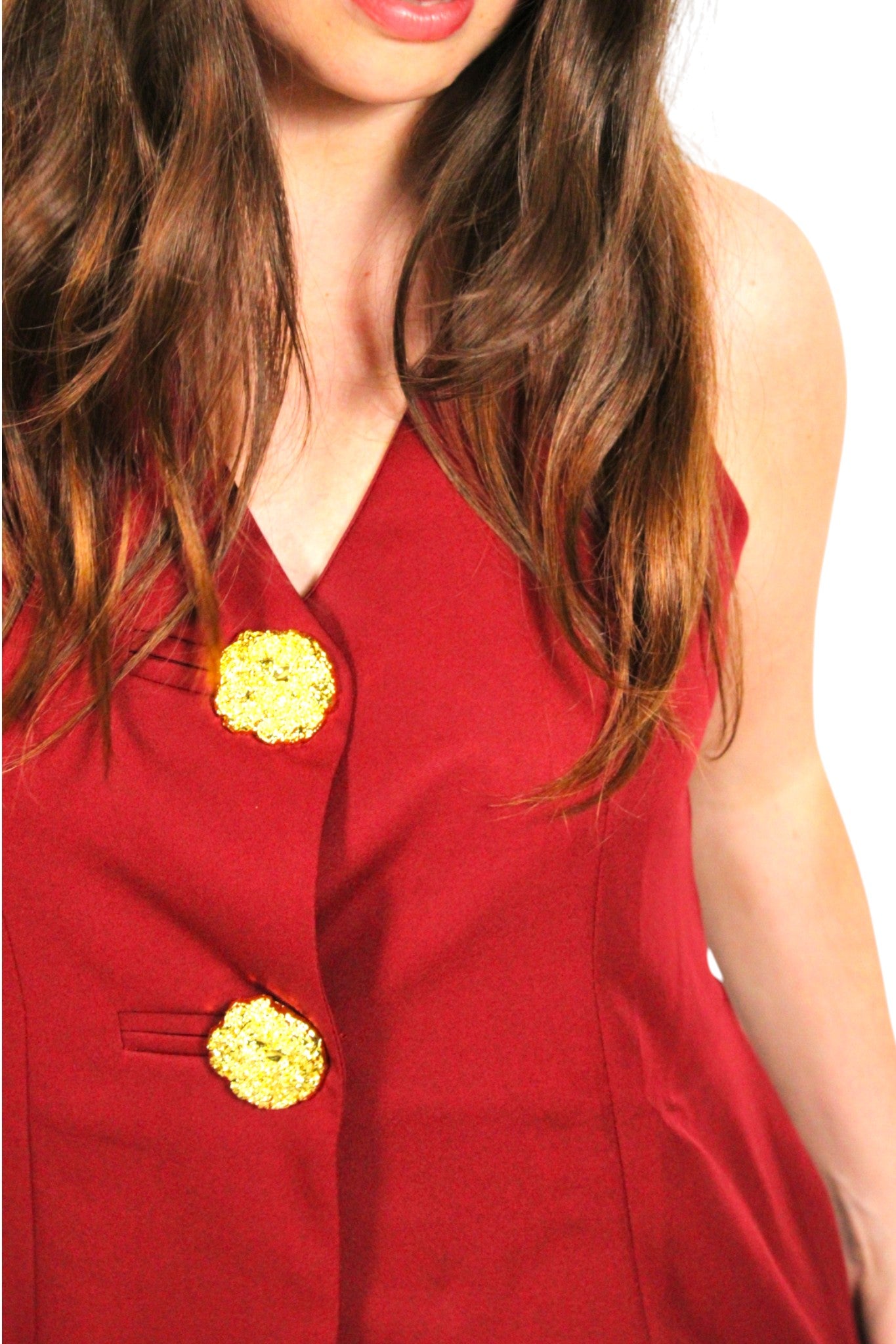 Conjunto de chaleco y pantalón color tinto con botones dorados