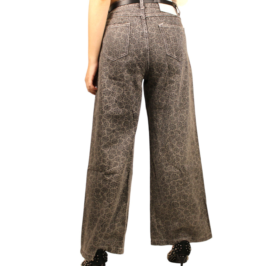 Pantalón de denim oscuro con detalles de flores