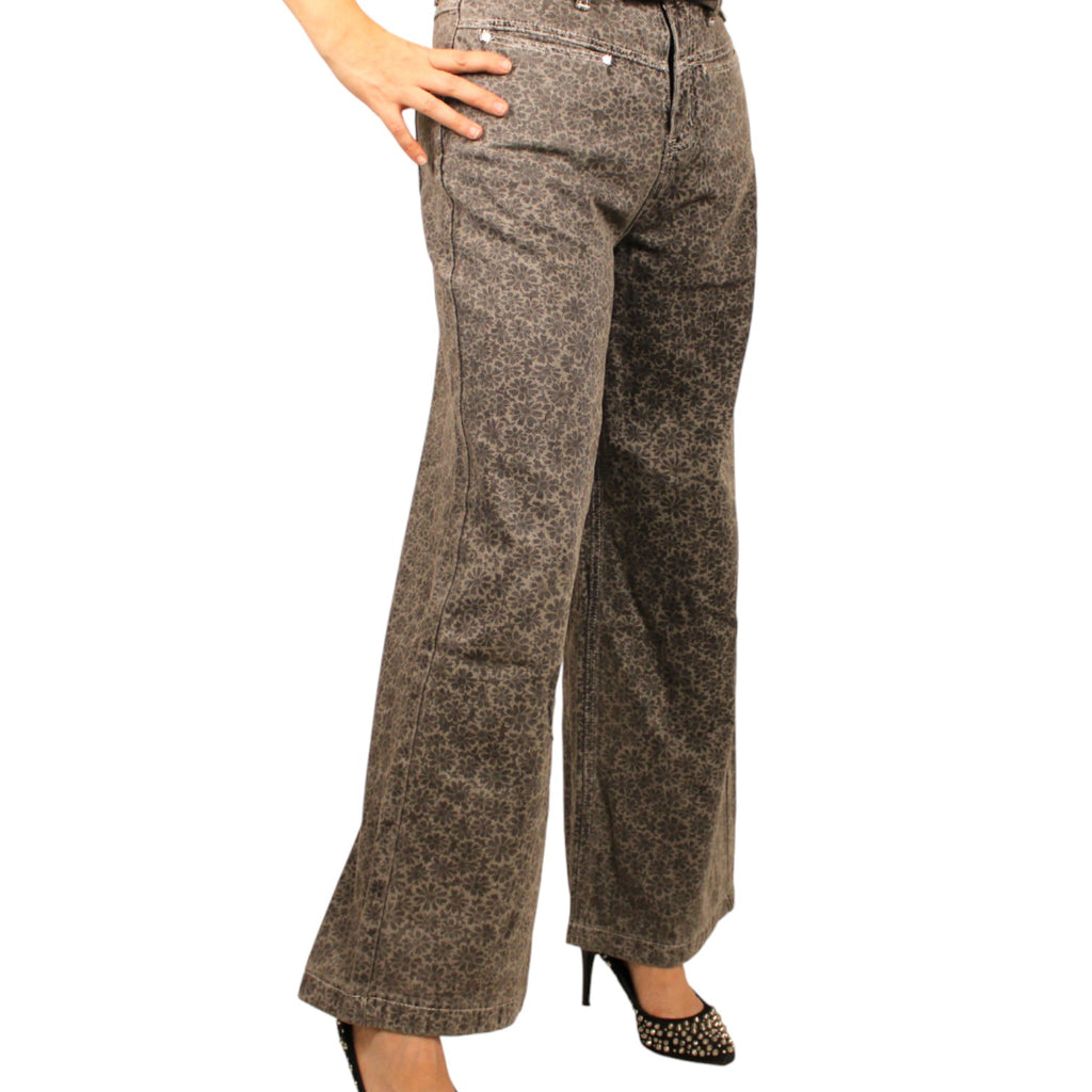 Pantalón de denim oscuro con detalles de flores