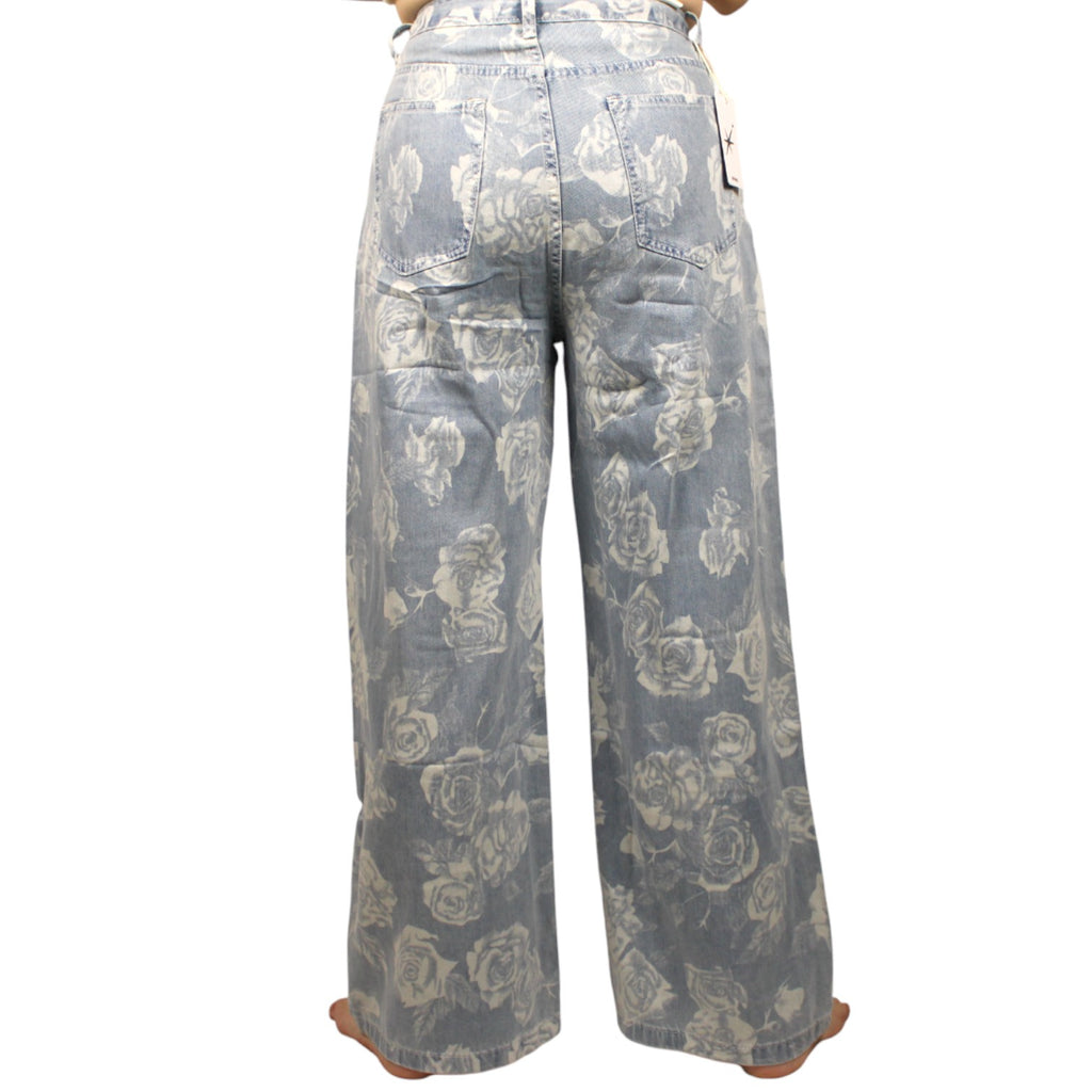 Pantalón denim con estampas de flores