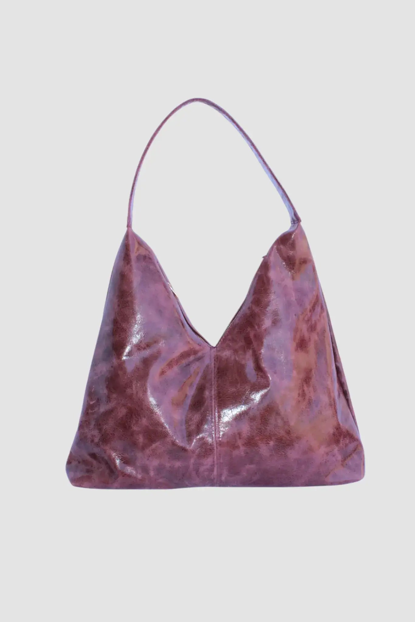 Bolsa hobo de piel sintética color lila brillante, diseño moderno, fondo blanco