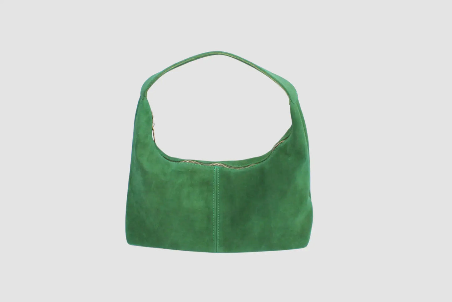 Bolso de mano verde de gamuza con cierre, diseño minimalista sobre fondo blanco.