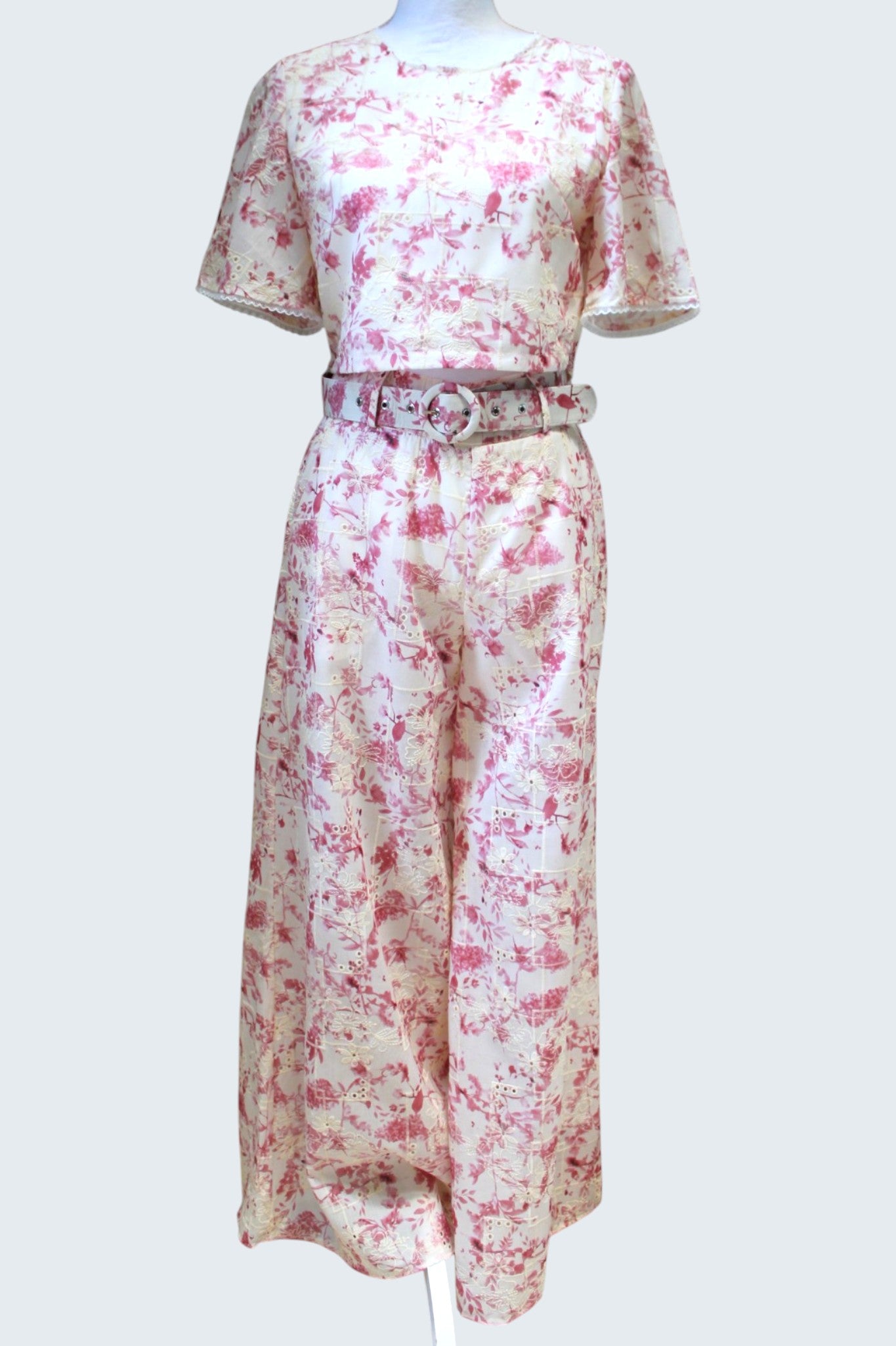 Conjunto de crop top y pantalón con estampados florales