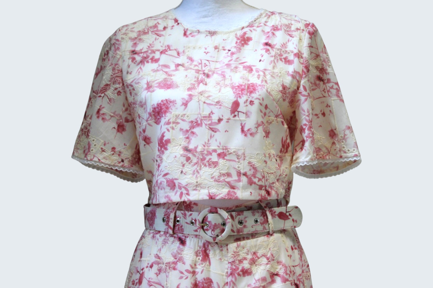 Conjunto de crop top y pantalón con estampados florales