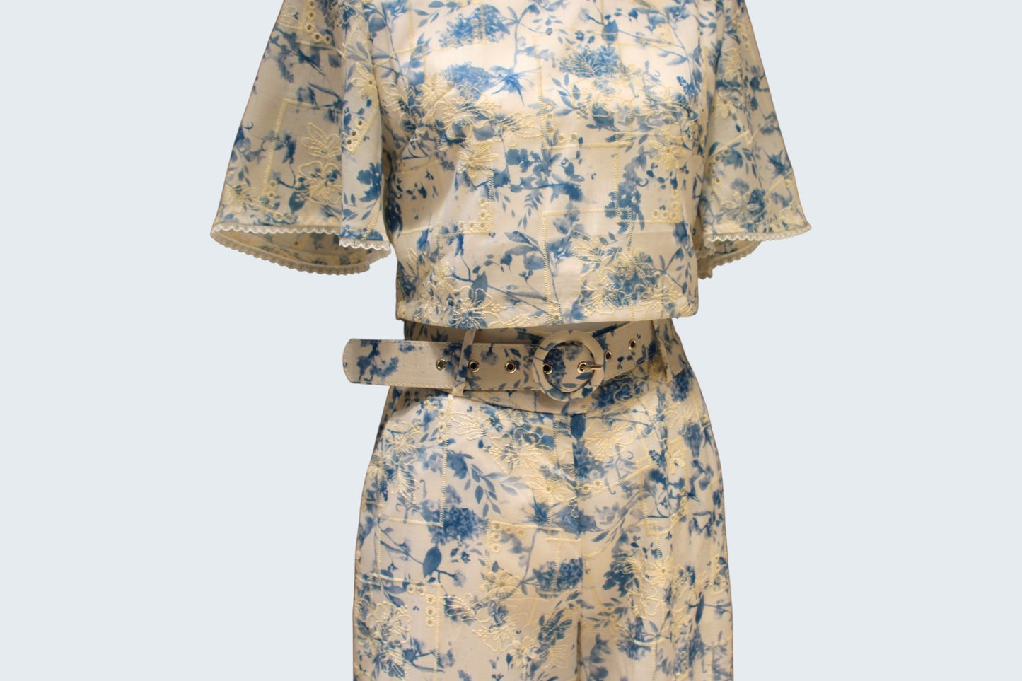 Conjunto de crop top y pantalón con estampados florales