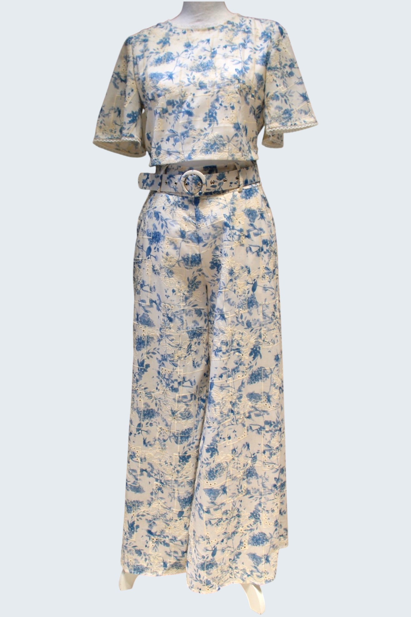 Conjunto de crop top y pantalón con estampados florales