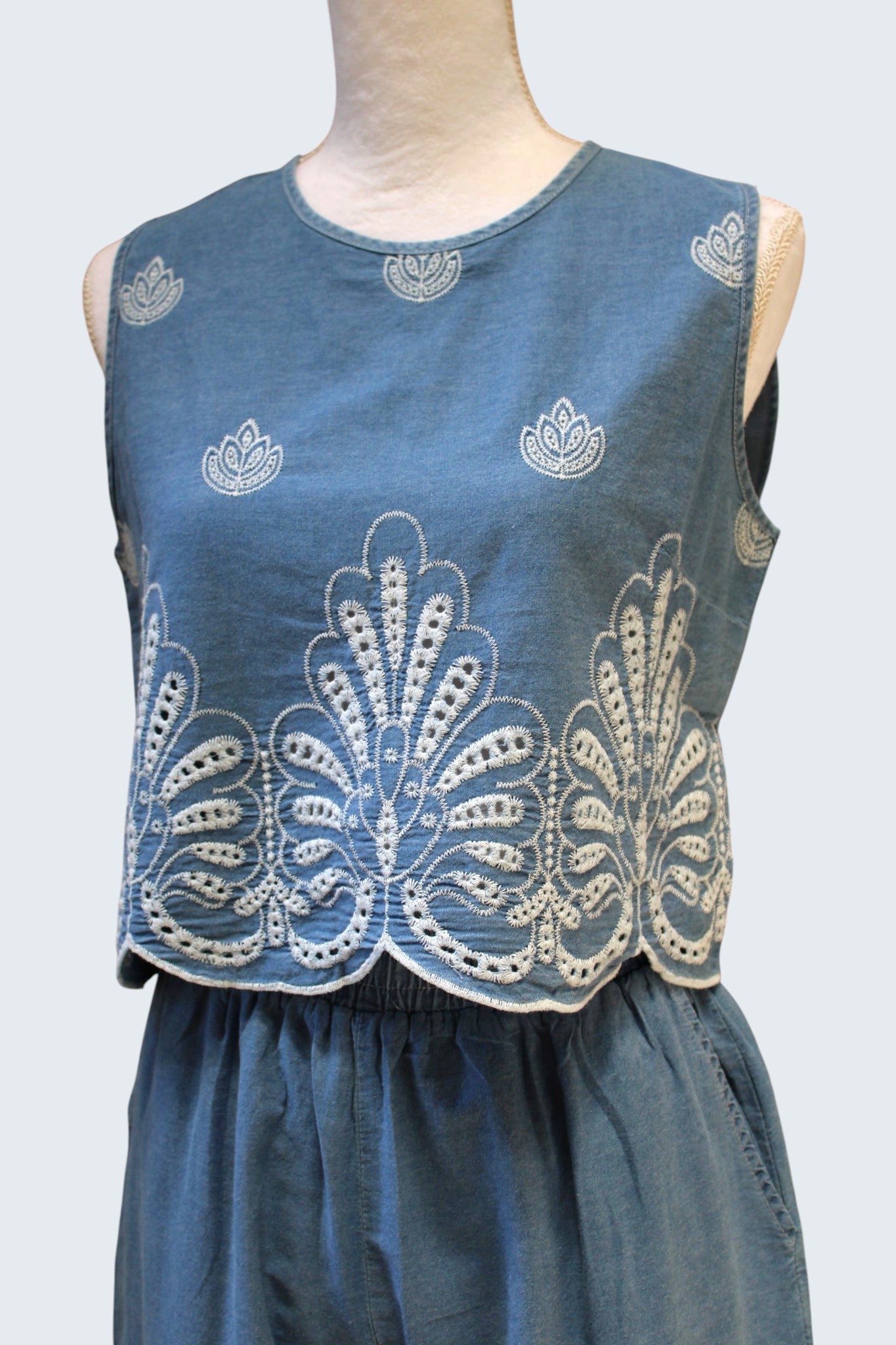 Conjunto de mezclilla ligera con pantalón de resorte y crop top