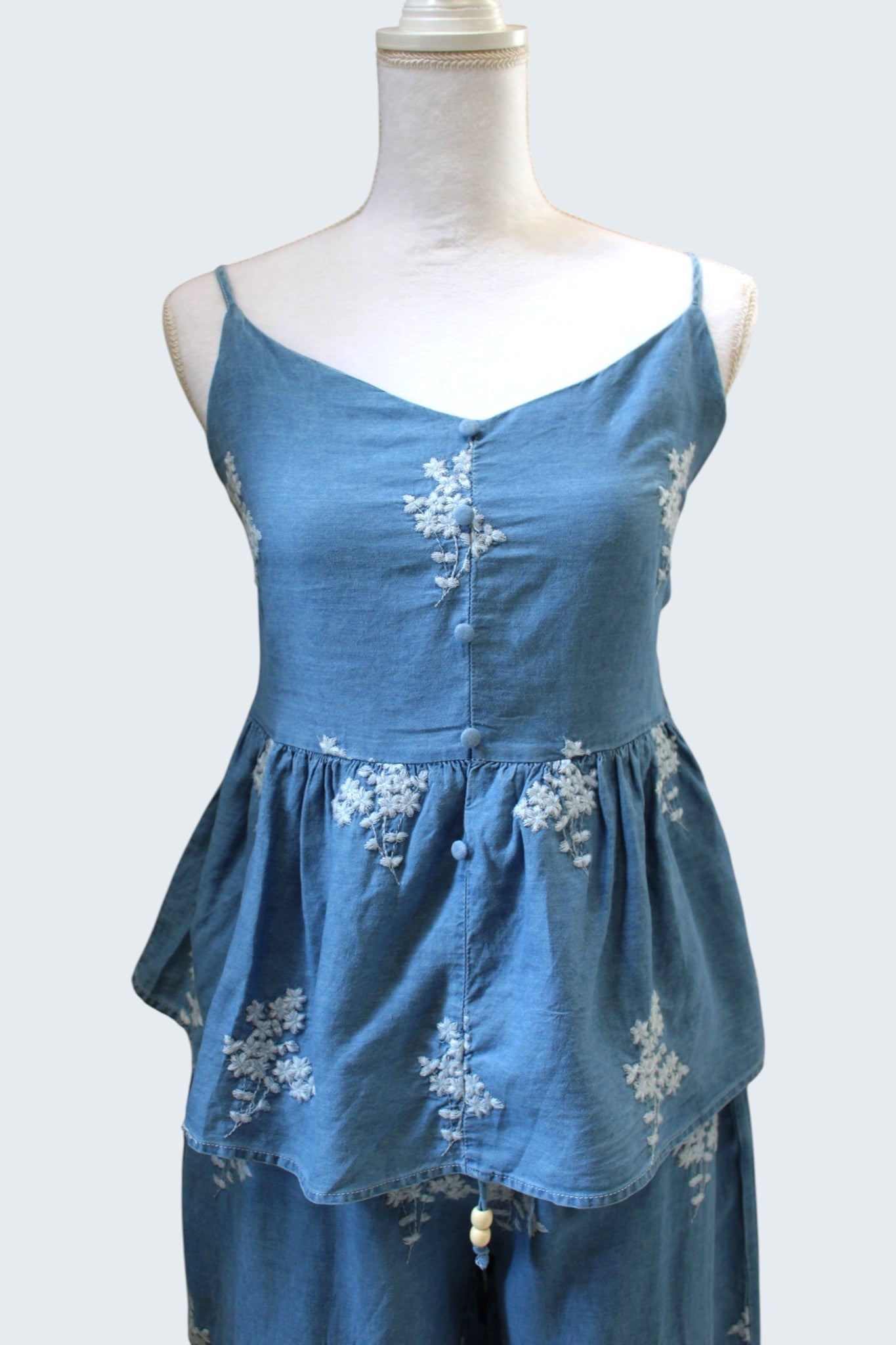 Conjunto de mezclilla ligera y blusa de tirantes