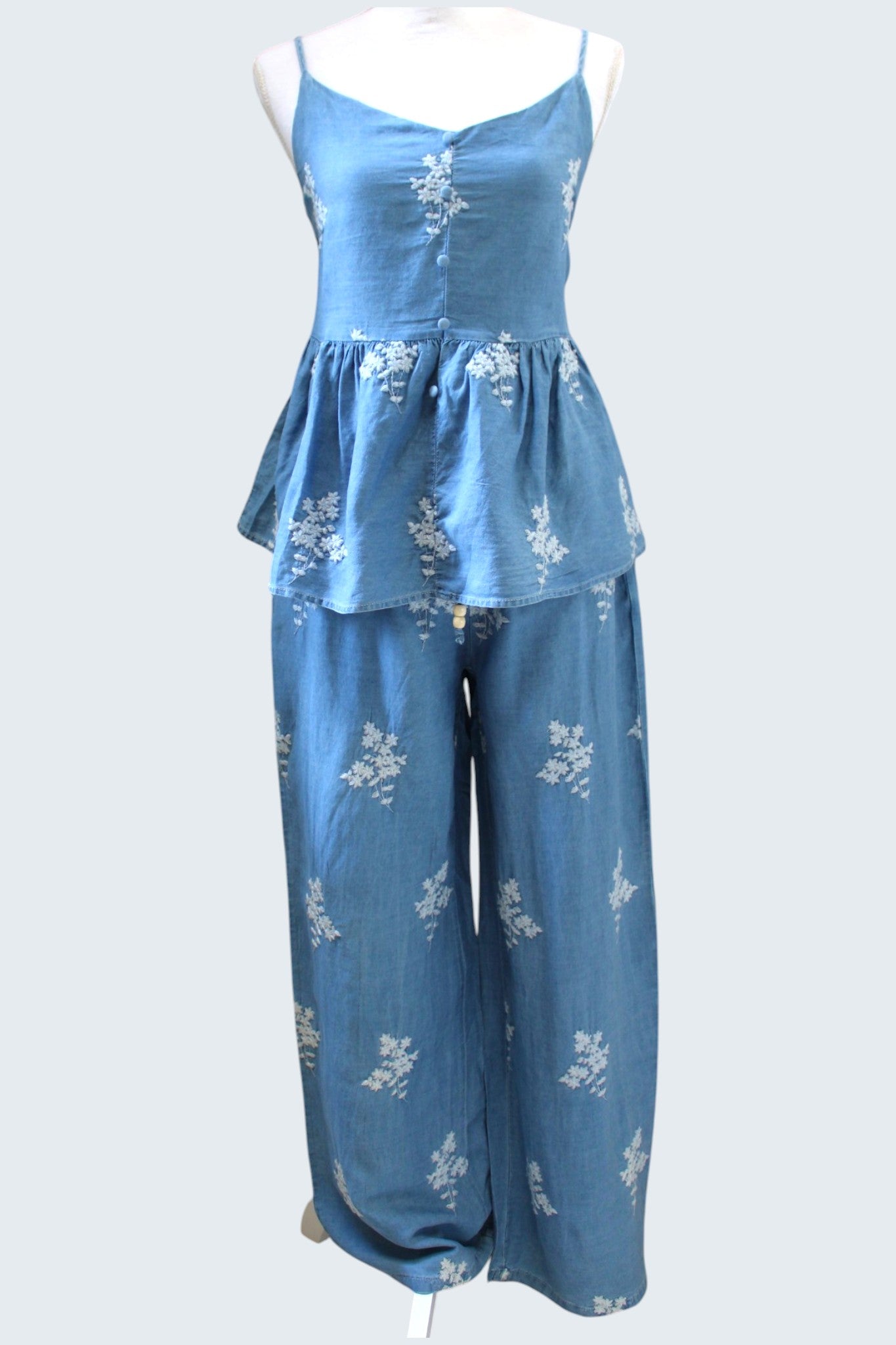 Conjunto de mezclilla ligera y blusa de tirantes