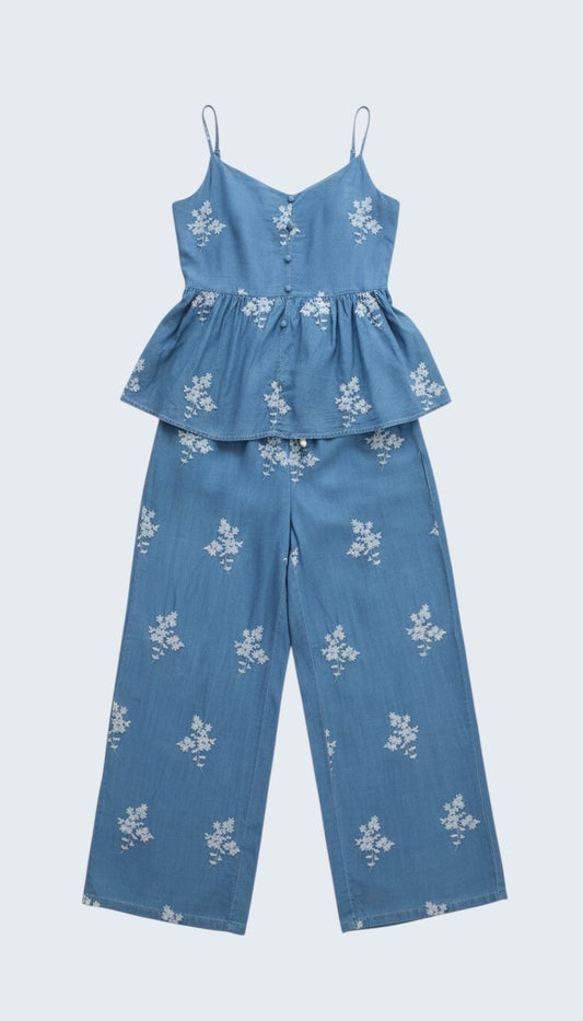 Conjunto de mezclilla ligera y blusa de tirantes