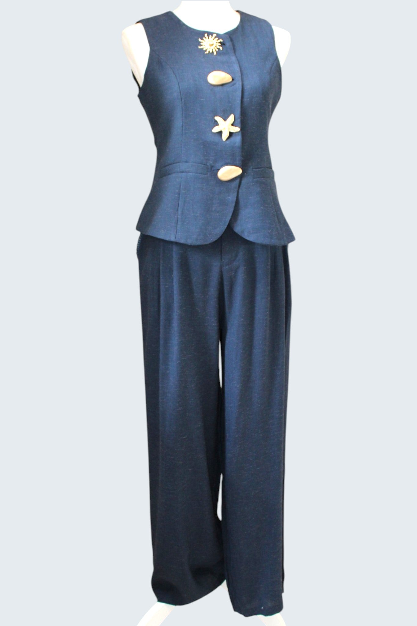 Conjunto de lino con botones dorados