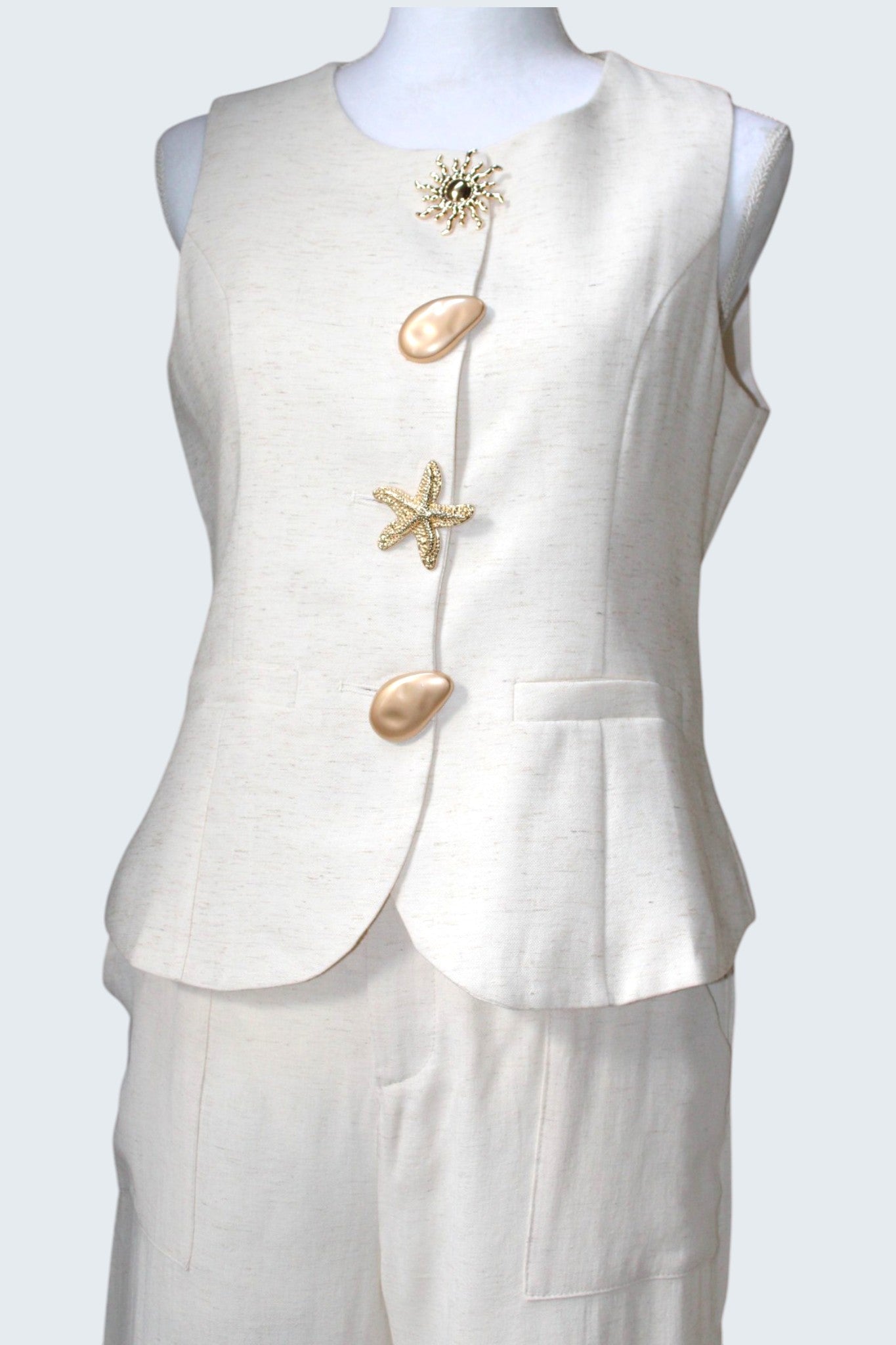 Conjunto de lino con botones dorados