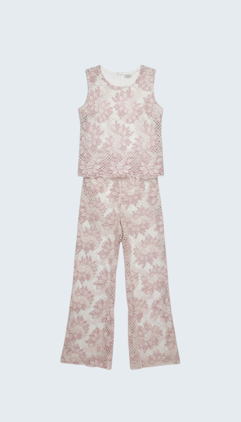 Conjunto de pantalón con blusa con cortes