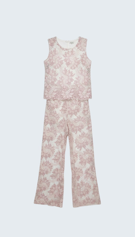 Conjunto de pantalón con blusa con cortes