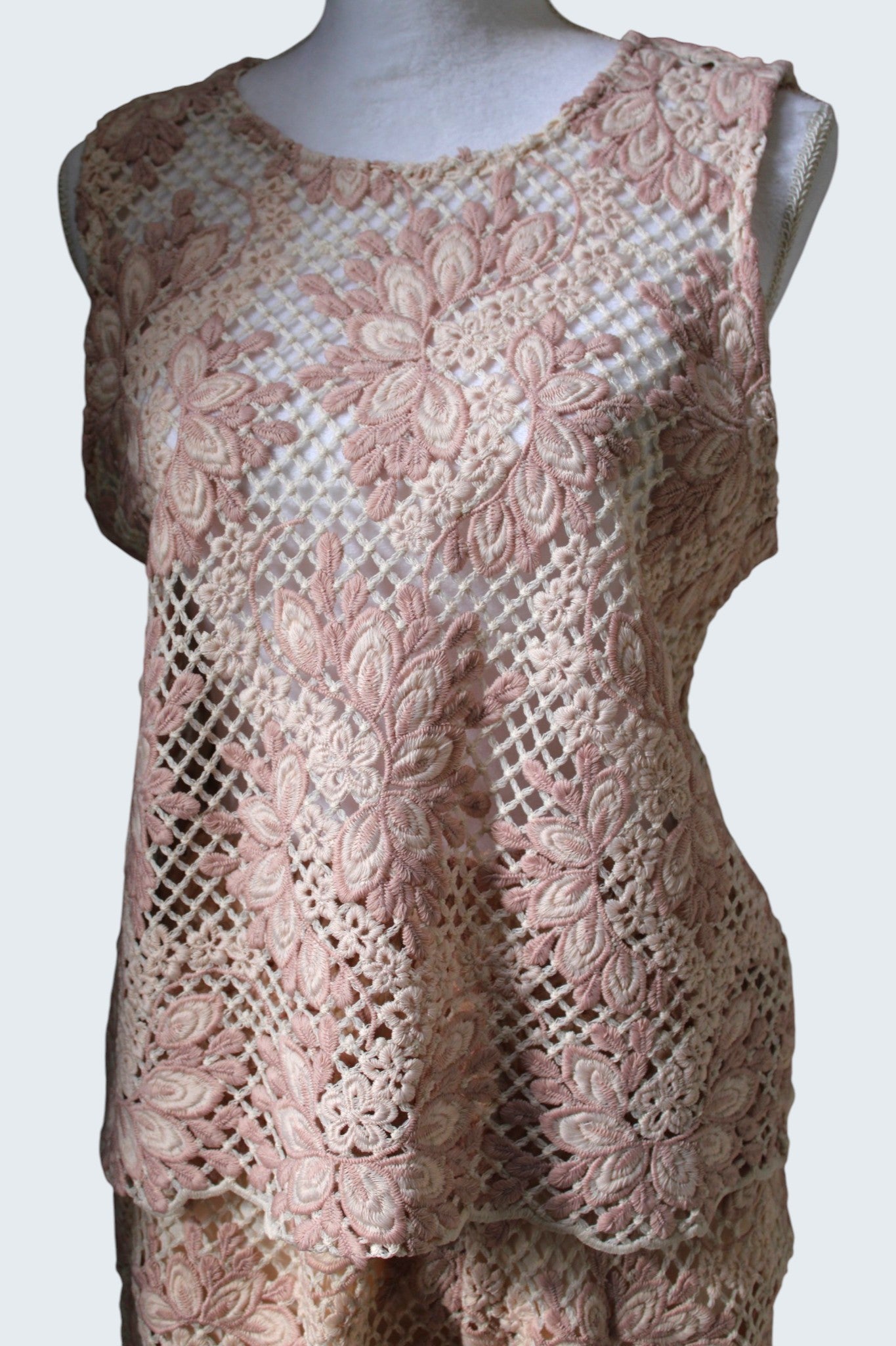Conjunto de pantalón con blusa con cortes