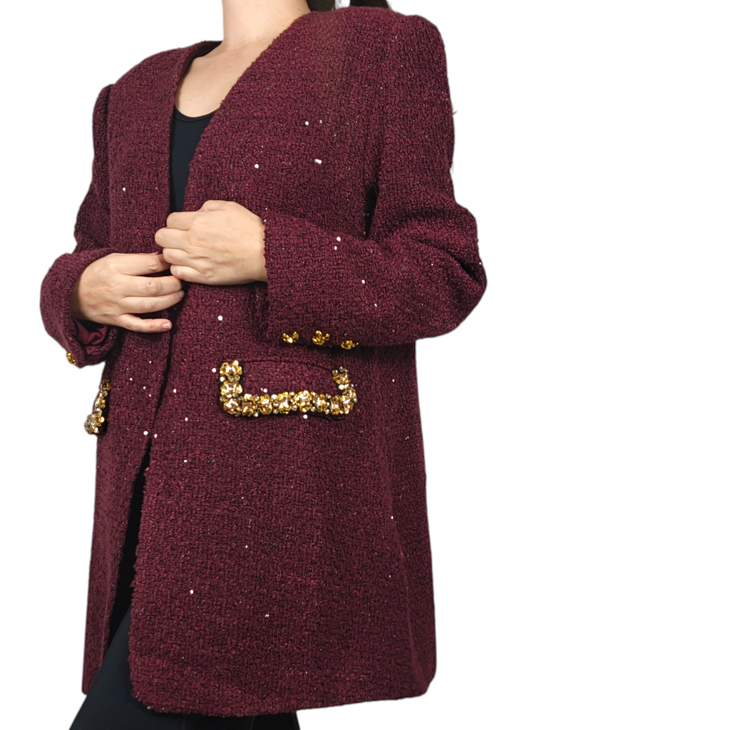 Abrigo magenta con detalles dorados