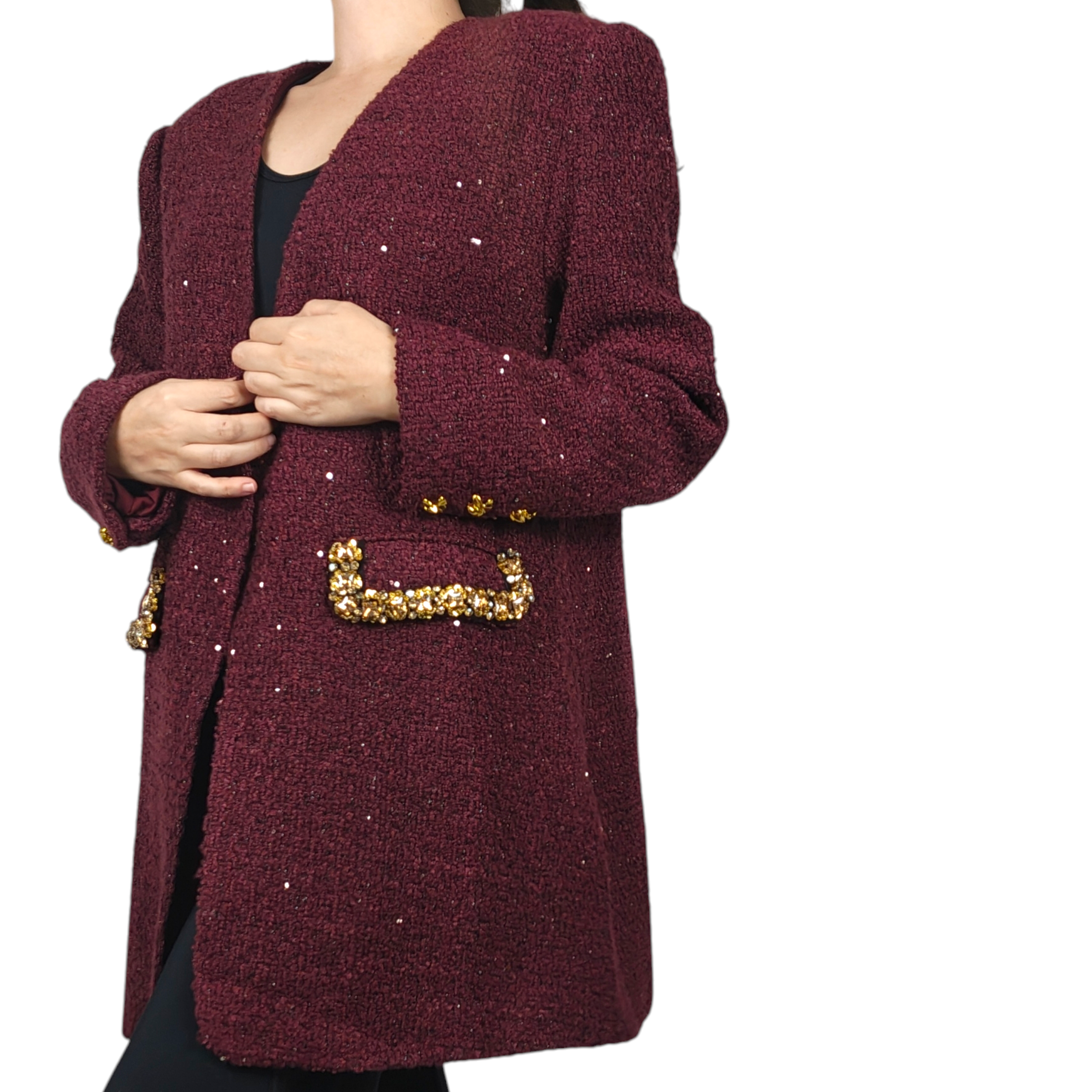 Abrigo magenta con detalles dorados