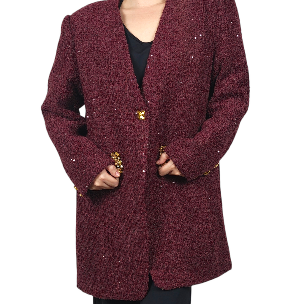 Abrigo magenta con detalles dorados