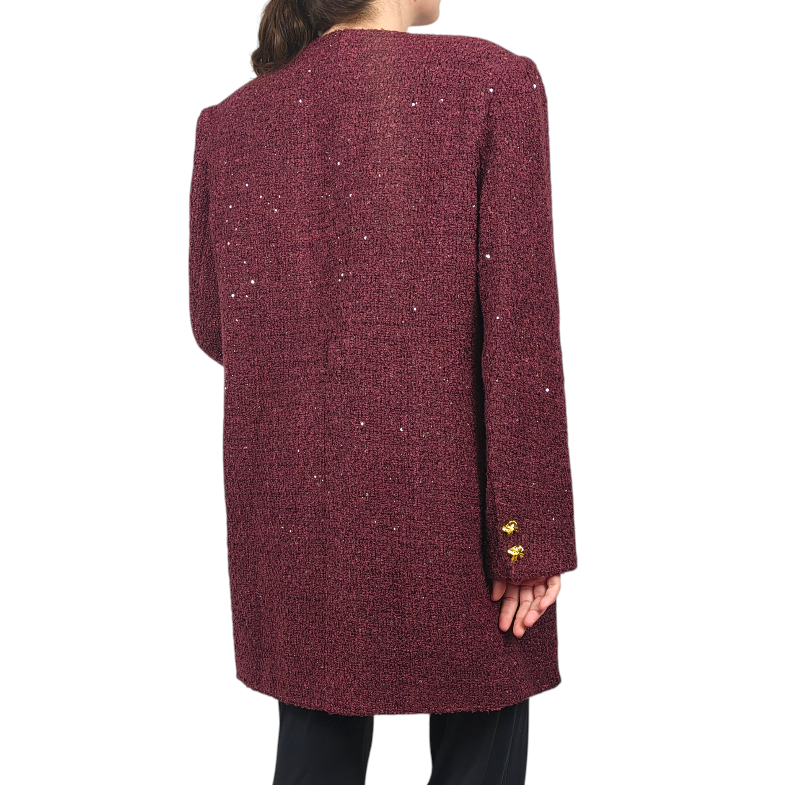 Abrigo magenta con detalles dorados