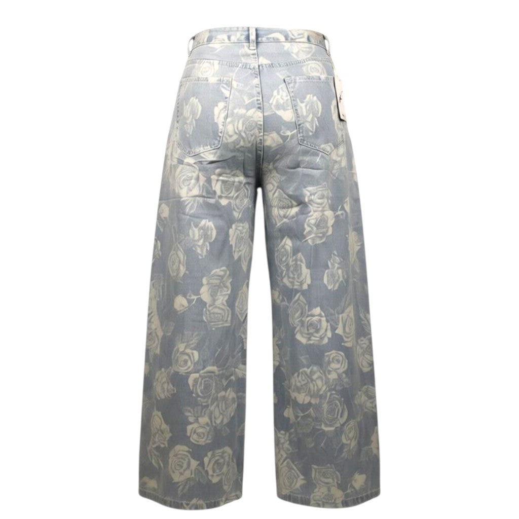 Pantalón denim con estampas de flores