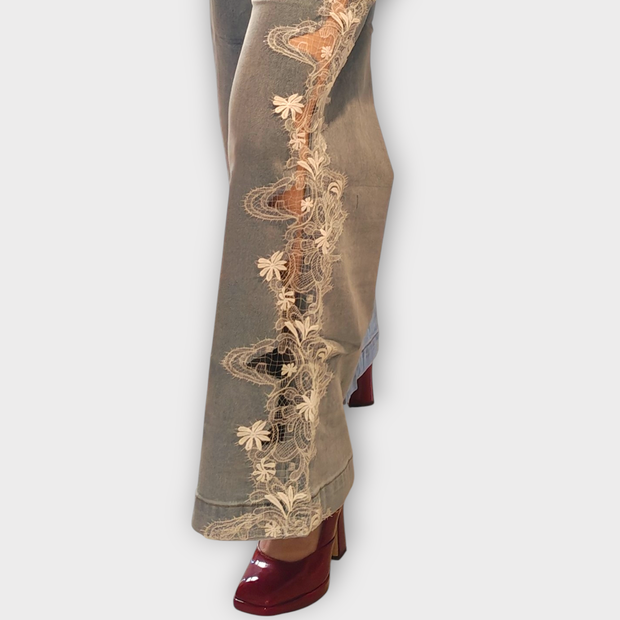 Pantalón de denim con encaje al costado