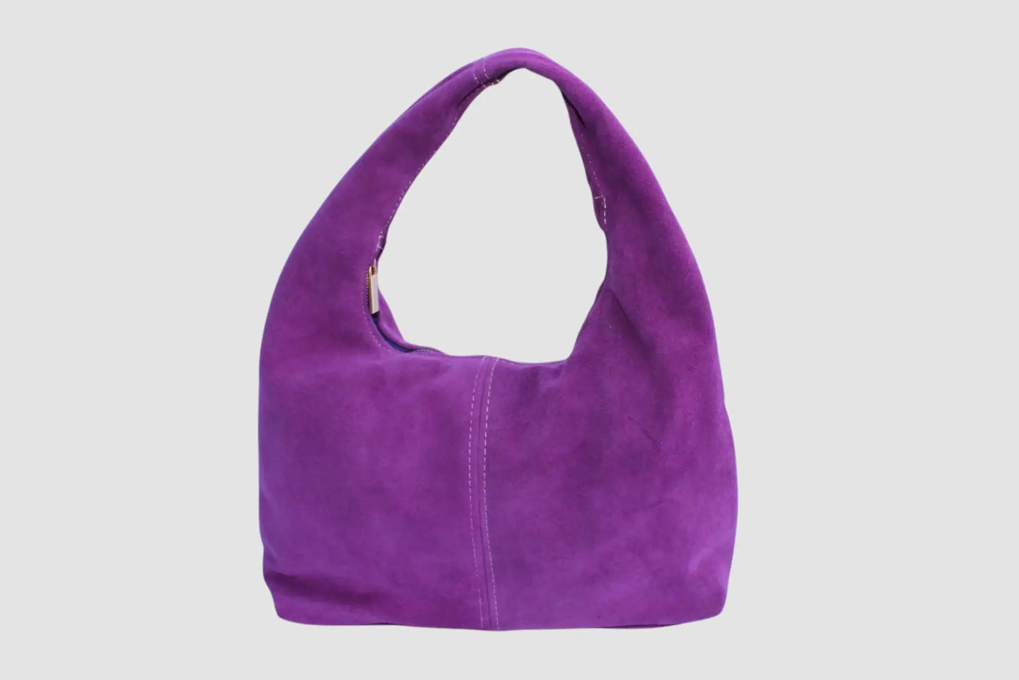 Bolso hobo de gamuza color morado estilo moderno sobre fondo neutro