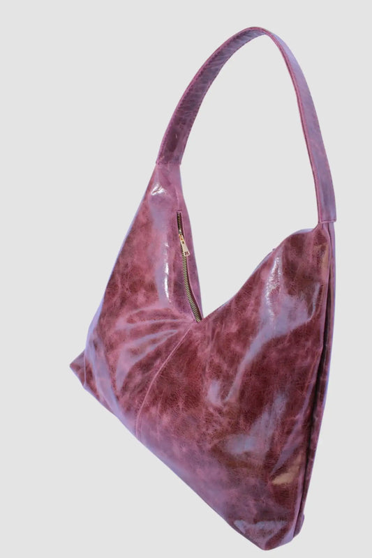 Bolso hobo de cuero sintético color vino con cierre dorado, estilo moderno