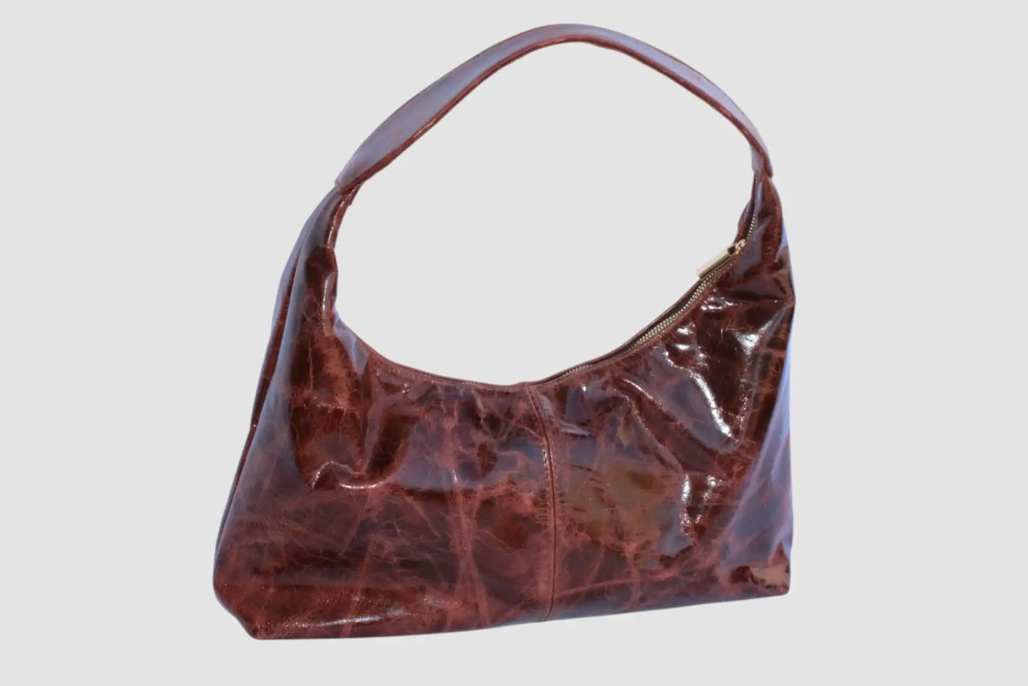 Bolsa de hombro marrón brillante de piel sintética con cierre de cremallera, estilo moderno