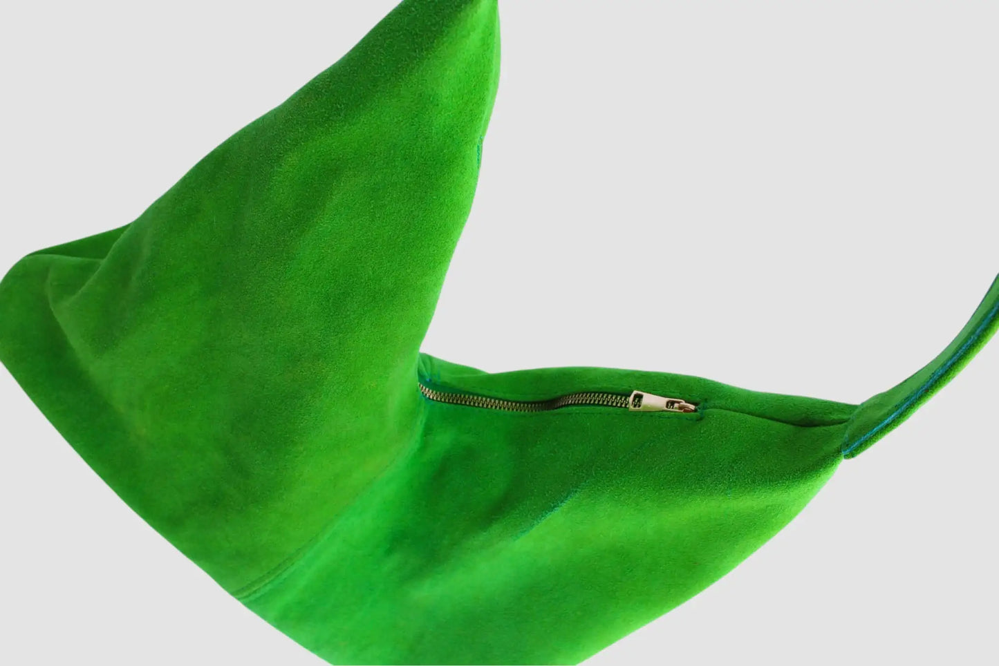 Bolso verde femenino de gamuza con cierre dorado, estilo moderno y minimalista.